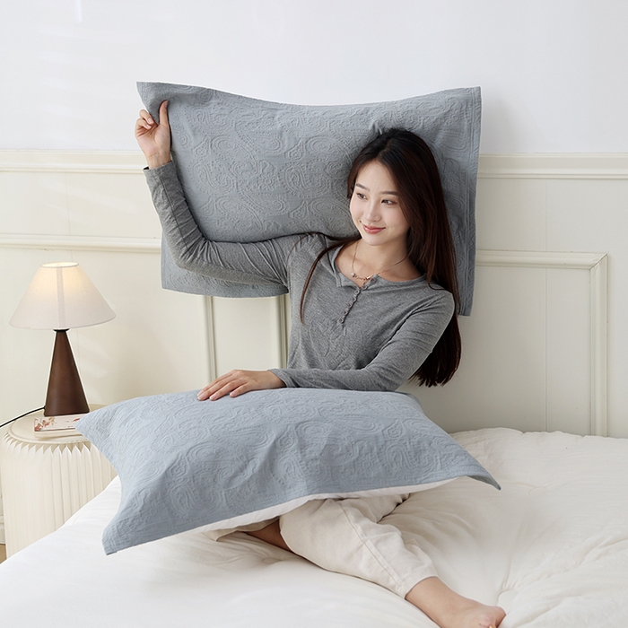 91家纺网 家纺一手货源 找家纺 朴尔家纺-毛巾被 2025新款浮雕凤尾花纯色全棉纯棉三层纱布枕巾单枕巾枕巾单件 浮雕凤尾花-蓝灰