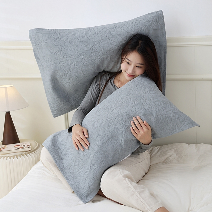 91家纺网 家纺一手货源 找家纺 朴尔家纺-毛巾被 2025新款浮雕凤尾花纯色全棉纯棉三层纱布枕巾单枕巾枕巾单件 浮雕凤尾花-蓝灰