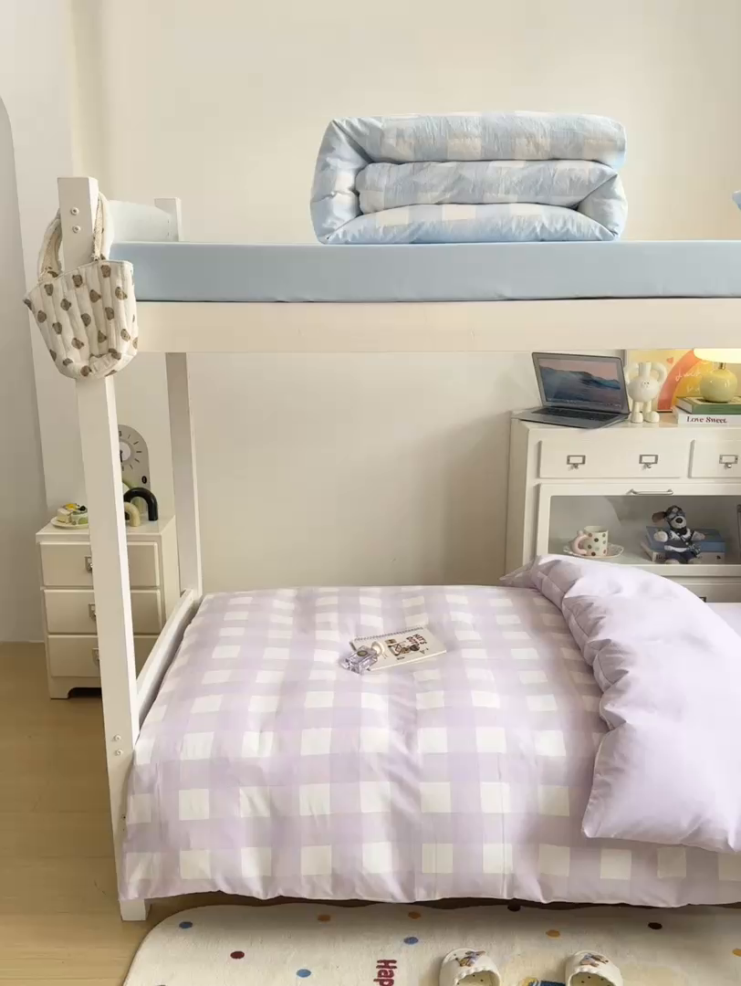 91家纺网 家纺一手货源 找家纺 麒东家纺 2025新款开学季学生ins风条纹方格水洗四件套学生上下铺三件套 条纹粉色