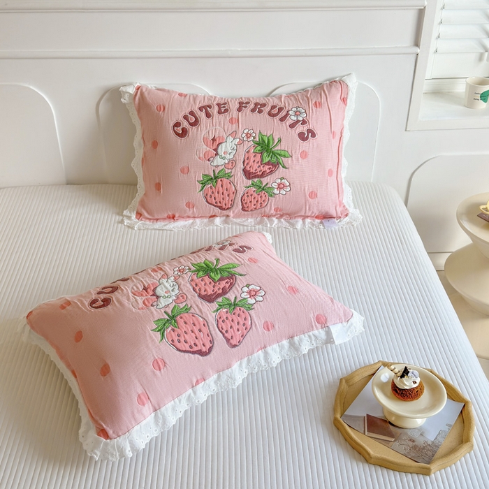91家纺网 家纺一手货源 找家纺 朴尔家纺-毛巾被 2025新款韩版花边卡通水洗起皱纯棉四层纱布枕巾单枕巾枕巾单件 草莓蝴蝶 52x78cm枕巾一对