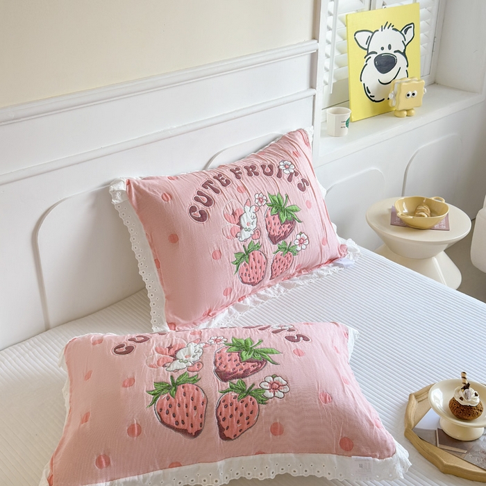 91家纺网 家纺一手货源 找家纺 朴尔家纺-毛巾被 2025新款韩版花边卡通水洗起皱纯棉四层纱布枕巾单枕巾枕巾单件 草莓蝴蝶 52x78cm枕巾一对