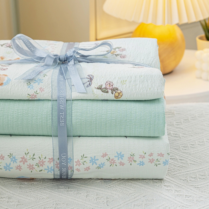 91家纺网 家纺一手货源 找家纺 奇丝雅 2025新款A类有氧超柔云感双层纱皱皱纱学生宿舍三件套家用四件套单被套 薄荷熊