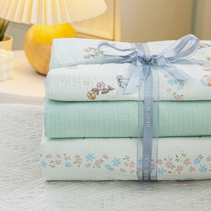 91家纺网 家纺一手货源 找家纺 奇丝雅 2025新款A类有氧超柔云感双层纱皱皱纱学生宿舍三件套家用四件套单被套 薄荷熊