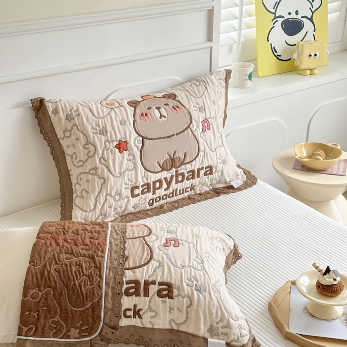 91家纺网 家纺一手货源 找家纺 朴尔家纺-毛巾被 2025新款韩版花边卡通水洗起皱纯棉四层纱布枕巾单枕巾枕巾单件 卡皮巴拉 52x78cm枕巾一对