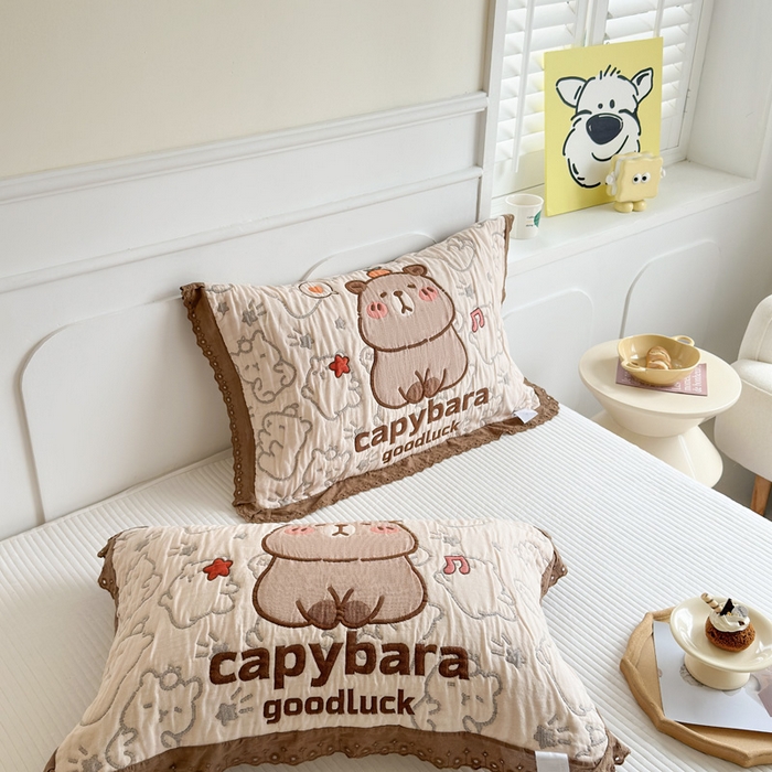 91家纺网 家纺一手货源 找家纺 朴尔家纺-毛巾被 2025新款韩版花边卡通水洗起皱纯棉四层纱布枕巾单枕巾枕巾单件 卡皮巴拉 52x78cm枕巾一对