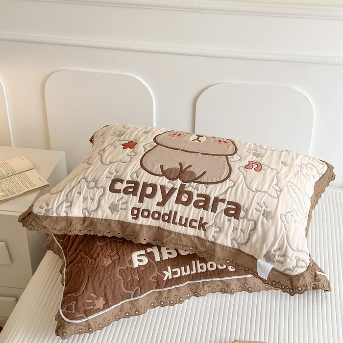 91家纺网 家纺一手货源 找家纺 朴尔家纺-毛巾被 2025新款韩版花边卡通水洗起皱纯棉四层纱布枕巾单枕巾枕巾单件 卡皮巴拉 52x78cm枕巾一对