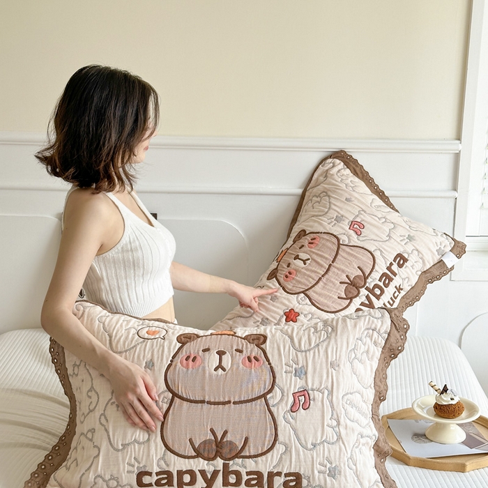 91家纺网 家纺一手货源 找家纺 朴尔家纺-毛巾被 2025新款韩版花边卡通水洗起皱纯棉四层纱布枕巾单枕巾枕巾单件 卡皮巴拉 52x78cm枕巾一对