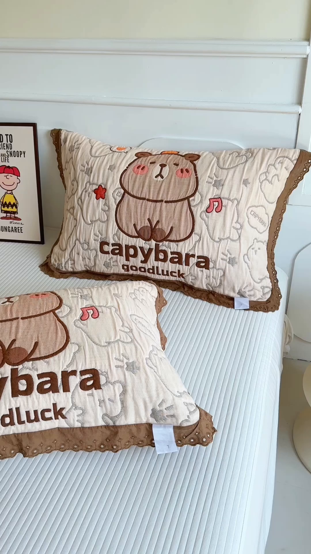 91家纺网 家纺一手货源 找家纺 朴尔家纺-毛巾被 2025新款韩版花边卡通水洗起皱纯棉四层纱布枕巾单枕巾枕巾单件 卡皮巴拉 52x78cm枕巾一对