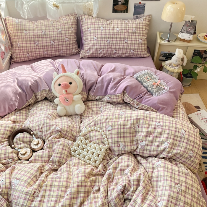 91家纺网 家纺一手货源 找家纺 卡迪熊家纺 2025新款水洗双层纱双拼碎花四件套 格纹猫咪