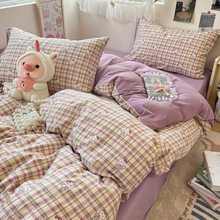 91家纺网 家纺一手货源 找家纺 卡迪熊家纺 2025新款水洗双层纱双拼碎花四件套 格纹猫咪