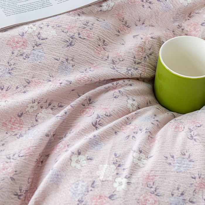 91家纺网 家纺一手货源 找家纺 奇丝雅 2025新款A类有氧超柔云感双层纱皱皱纱学生宿舍三件套家用四件套单被套 碎花紫苏