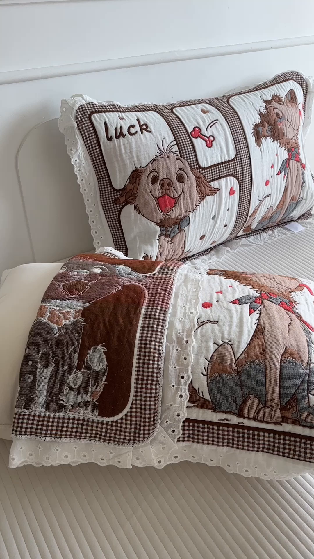 91家纺网 家纺一手货源 找家纺 朴尔家纺-毛巾被 2025新款韩版花边卡通水洗起皱纯棉四层纱布枕巾单枕巾枕巾单件 摩卡狗狗 52x78cm枕巾一对