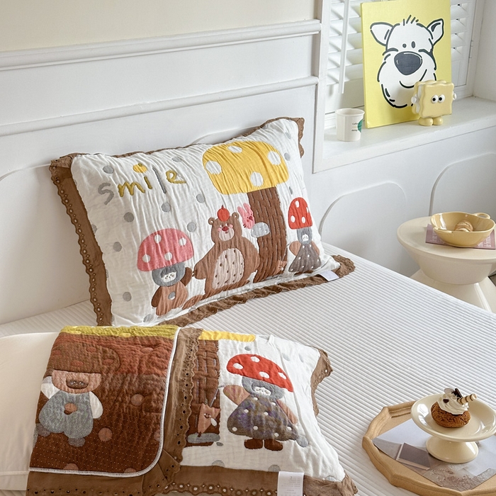 91家纺网 家纺一手货源 找家纺 朴尔家纺-毛巾被 2025新款韩版花边卡通水洗起皱纯棉四层纱布枕巾单枕巾枕巾单件 蘑菇屋一家 52x78cm枕巾一对