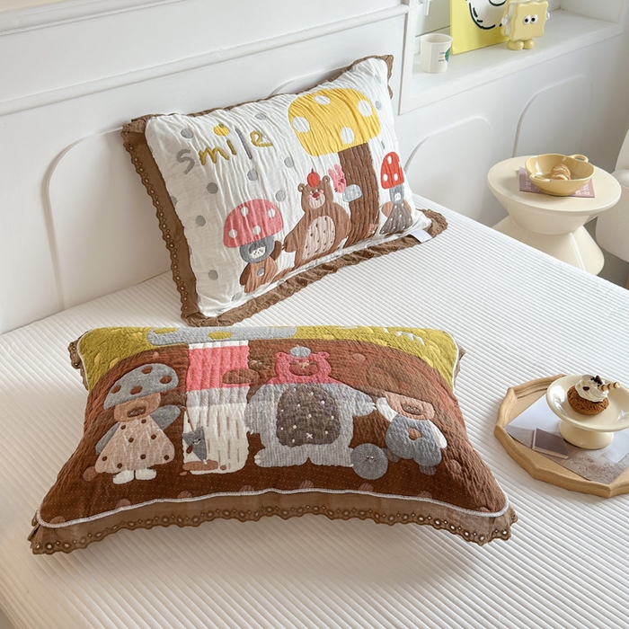 91家纺网 家纺一手货源 找家纺 朴尔家纺-毛巾被 2025新款韩版花边卡通水洗起皱纯棉四层纱布枕巾单枕巾枕巾单件 蘑菇屋一家 52x78cm枕巾一对