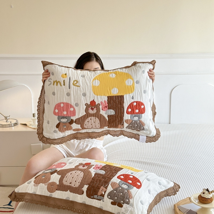 91家纺网 家纺一手货源 找家纺 朴尔家纺-毛巾被 2025新款韩版花边卡通水洗起皱纯棉四层纱布枕巾单枕巾枕巾单件 蘑菇屋一家 52x78cm枕巾一对