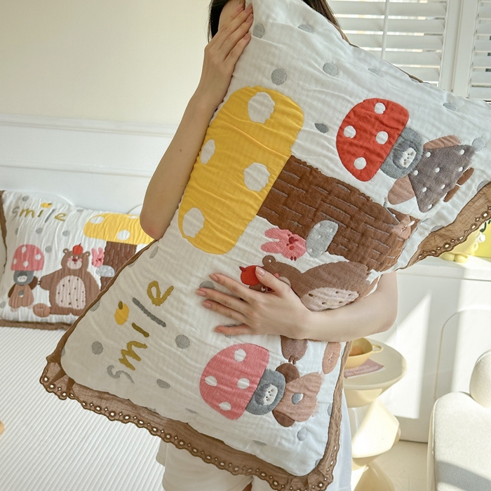 91家纺网 家纺一手货源 找家纺 朴尔家纺-毛巾被 2025新款韩版花边卡通水洗起皱纯棉四层纱布枕巾单枕巾枕巾单件 蘑菇屋一家 52x78cm枕巾一对