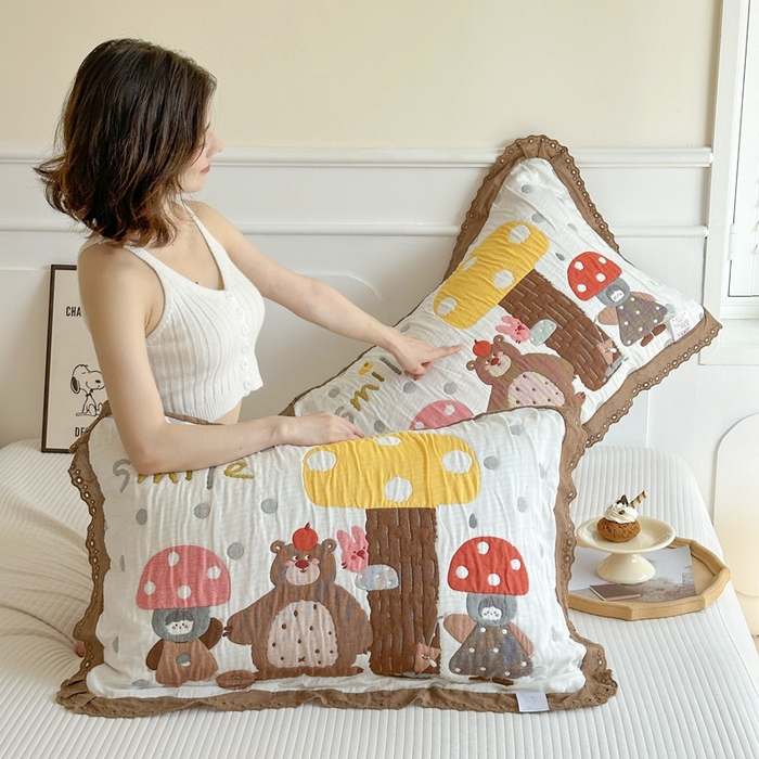 91家纺网 家纺一手货源 找家纺 朴尔家纺-毛巾被 2025新款韩版花边卡通水洗起皱纯棉四层纱布枕巾单枕巾枕巾单件 蘑菇屋一家 52x78cm枕巾一对