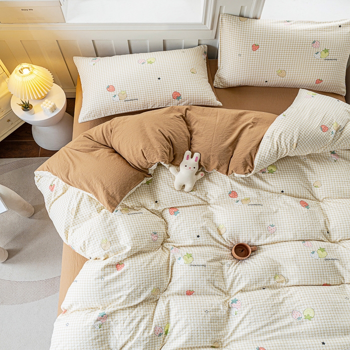 91家纺网 家纺一手货源 找家纺 奇丝雅 2025新款A类有氧超柔云感双层纱皱皱纱学生宿舍三件套家用四件套单被套 郁可草莓