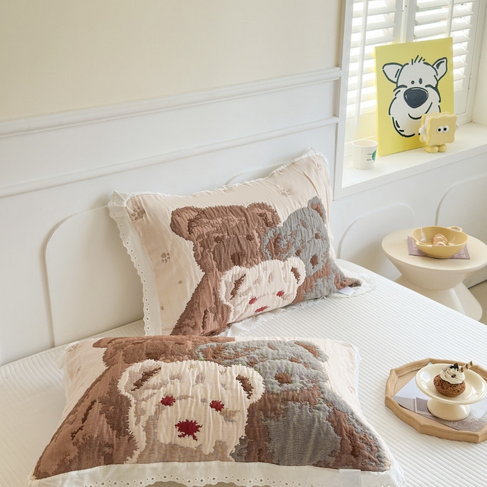 91家纺网 家纺一手货源 找家纺 朴尔家纺-毛巾被 2025新款韩版花边卡通水洗起皱纯棉四层纱布枕巾单枕巾枕巾单件 熊熊一家 52x78cm枕巾一对