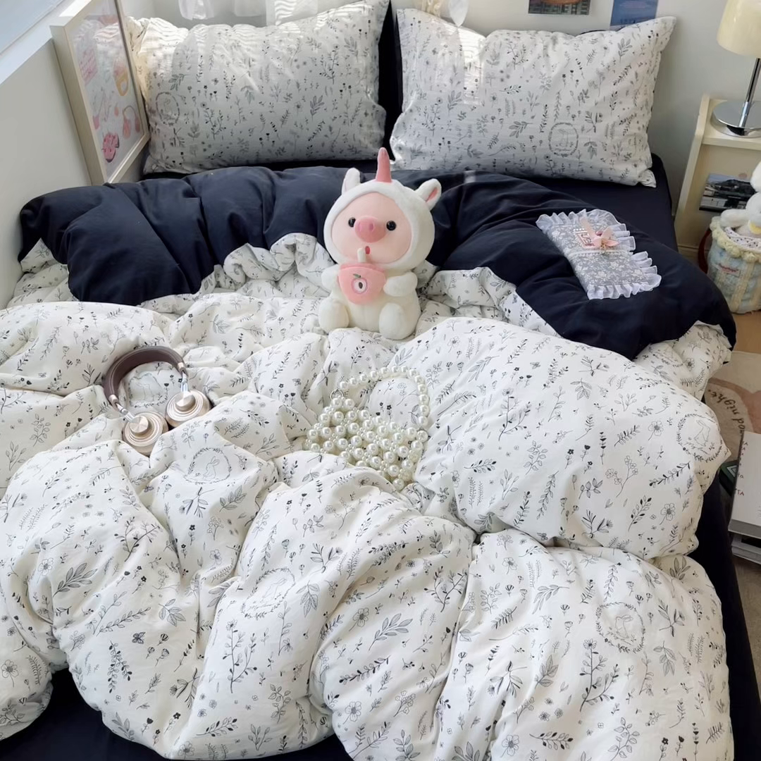 91家纺网 家纺一手货源 找家纺 卡迪熊家纺 2025新款水洗双层纱双拼碎花四件套 花园兔子