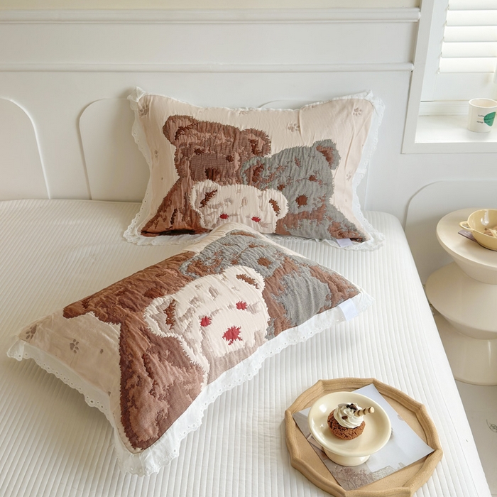 91家纺网 家纺一手货源 找家纺 朴尔家纺-毛巾被 2025新款韩版花边卡通水洗起皱纯棉四层纱布枕巾单枕巾枕巾单件 熊熊一家 52x78cm枕巾一对