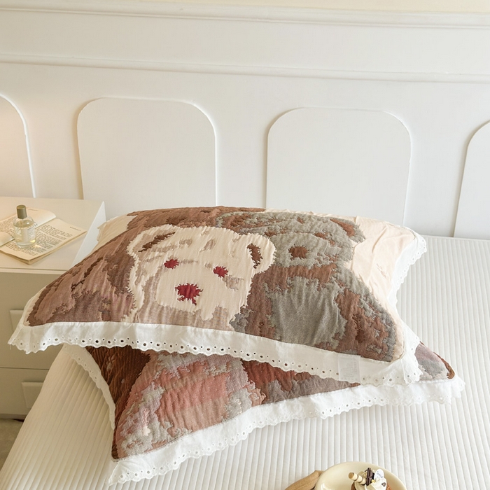 91家纺网 家纺一手货源 找家纺 朴尔家纺-毛巾被 2025新款韩版花边卡通水洗起皱纯棉四层纱布枕巾单枕巾枕巾单件 熊熊一家 52x78cm枕巾一对