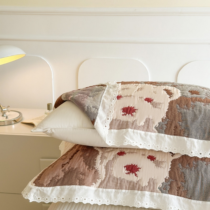 91家纺网 家纺一手货源 找家纺 朴尔家纺-毛巾被 2025新款韩版花边卡通水洗起皱纯棉四层纱布枕巾单枕巾枕巾单件 熊熊一家 52x78cm枕巾一对