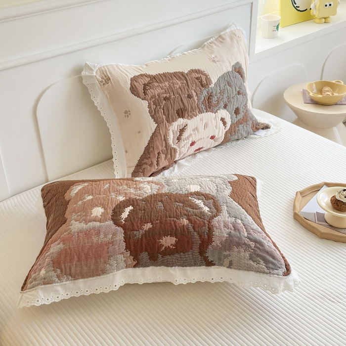 91家纺网 家纺一手货源 找家纺 朴尔家纺-毛巾被 2025新款韩版花边卡通水洗起皱纯棉四层纱布枕巾单枕巾枕巾单件 熊熊一家 52x78cm枕巾一对