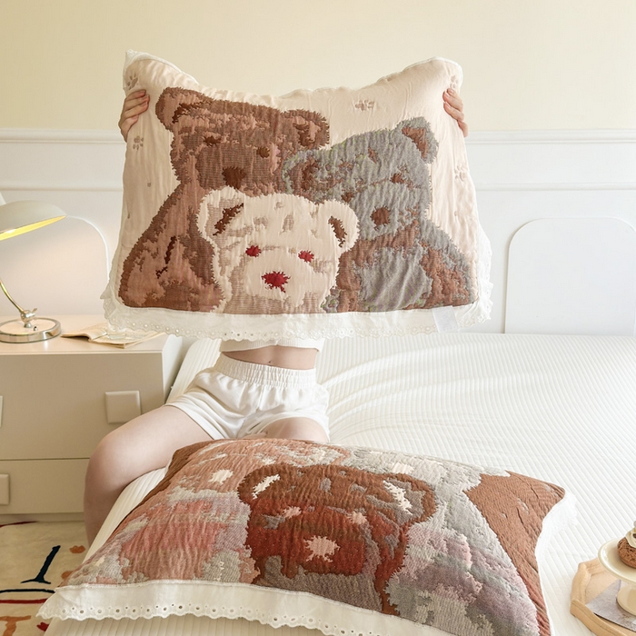 91家纺网 家纺一手货源 找家纺 朴尔家纺-毛巾被 2025新款韩版花边卡通水洗起皱纯棉四层纱布枕巾单枕巾枕巾单件 熊熊一家 52x78cm枕巾一对