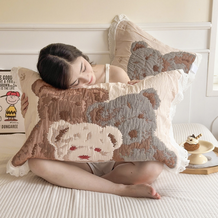 91家纺网 家纺一手货源 找家纺 朴尔家纺-毛巾被 2025新款韩版花边卡通水洗起皱纯棉四层纱布枕巾单枕巾枕巾单件 熊熊一家 52x78cm枕巾一对