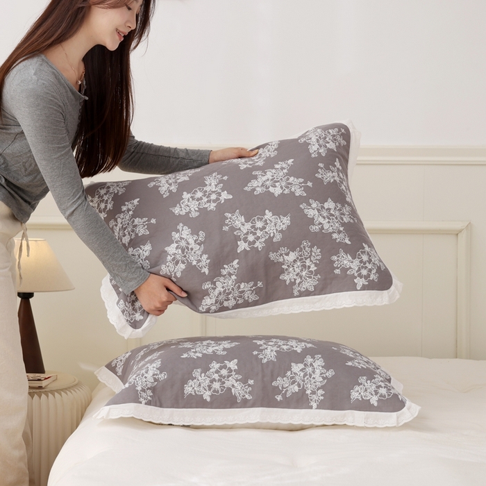 91家纺网 家纺一手货源 找家纺 朴尔家纺-毛巾被 2025新款韩版小碎花边全棉纯棉三层纱布枕巾单枕巾枕巾单件 芬芳-灰 52x78cm枕巾一对