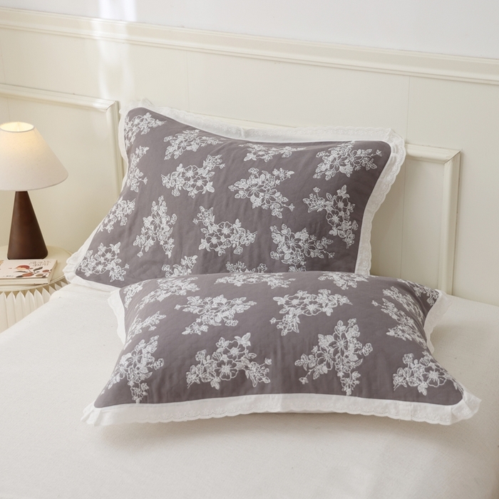 91家纺网 家纺一手货源 找家纺 朴尔家纺-毛巾被 2025新款韩版小碎花边全棉纯棉三层纱布枕巾单枕巾枕巾单件 芬芳-灰 52x78cm枕巾一对