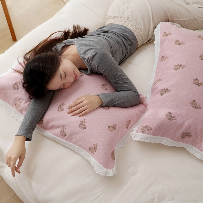 91家纺网 家纺一手货源 找家纺 朴尔家纺-毛巾被 2025新款韩版小碎花边全棉纯棉三层纱布枕巾单枕巾枕巾单件 领结兔-粉 52x78cm枕巾一对