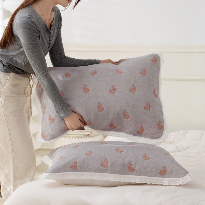 91家纺网 家纺一手货源 找家纺 朴尔家纺-毛巾被 2025新款韩版小碎花边全棉纯棉三层纱布枕巾单枕巾枕巾单件 领结兔-灰 52x78cm枕巾一对