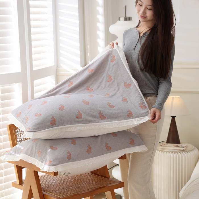 91家纺网 家纺一手货源 找家纺 朴尔家纺-毛巾被 2025新款韩版小碎花边全棉纯棉三层纱布枕巾单枕巾枕巾单件 领结兔-灰 52x78cm枕巾一对