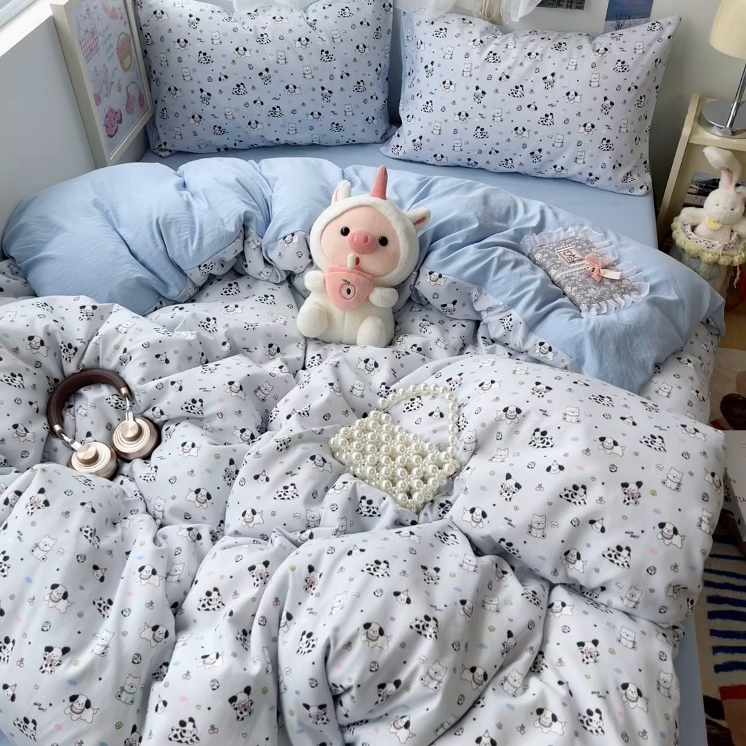 91家纺网 家纺一手货源 找家纺 彩韵家纺 2025新款水洗双层纱双拼碎花四件套 欢乐小狗