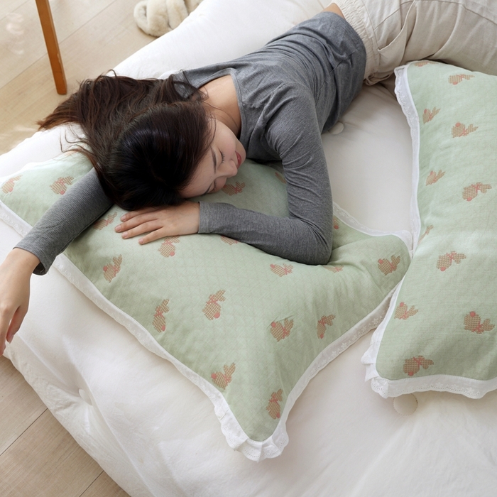 91家纺网 家纺一手货源 找家纺 朴尔家纺-毛巾被 2025新款韩版小碎花边全棉纯棉三层纱布枕巾单枕巾枕巾单件 领结兔-绿 52x78cm枕巾一对