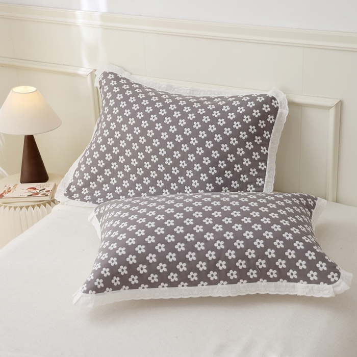 91家纺网 家纺一手货源 找家纺 朴尔家纺-毛巾被 2025新款韩版小碎花边全棉纯棉三层纱布枕巾单枕巾枕巾单件 樱花季-灰 52x78cm枕巾一对