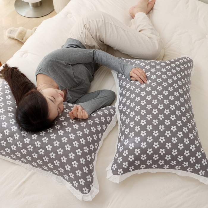 91家纺网 家纺一手货源 找家纺 朴尔家纺-毛巾被 2025新款韩版小碎花边全棉纯棉三层纱布枕巾单枕巾枕巾单件 樱花季-灰 52x78cm枕巾一对