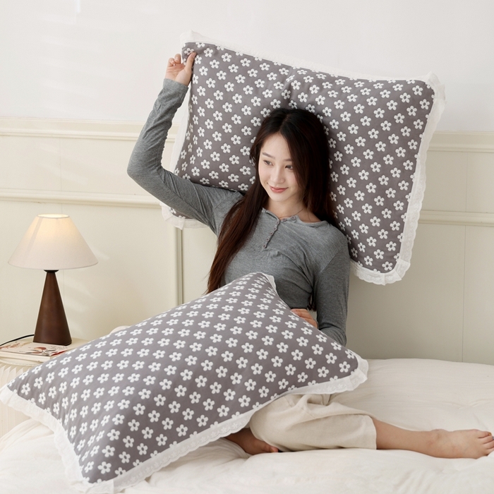 91家纺网 家纺一手货源 找家纺 朴尔家纺-毛巾被 2025新款韩版小碎花边全棉纯棉三层纱布枕巾单枕巾枕巾单件 樱花季-灰 52x78cm枕巾一对