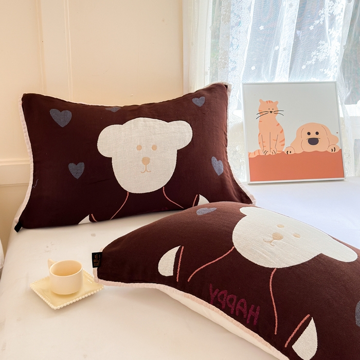 91家纺网 家纺一手货源 找家纺 朴尔家纺-毛巾被 2025新款全棉纯棉多柔AB版定位四层纱布枕巾单枕巾枕巾单件 桃心熊 52x75cm枕巾一对