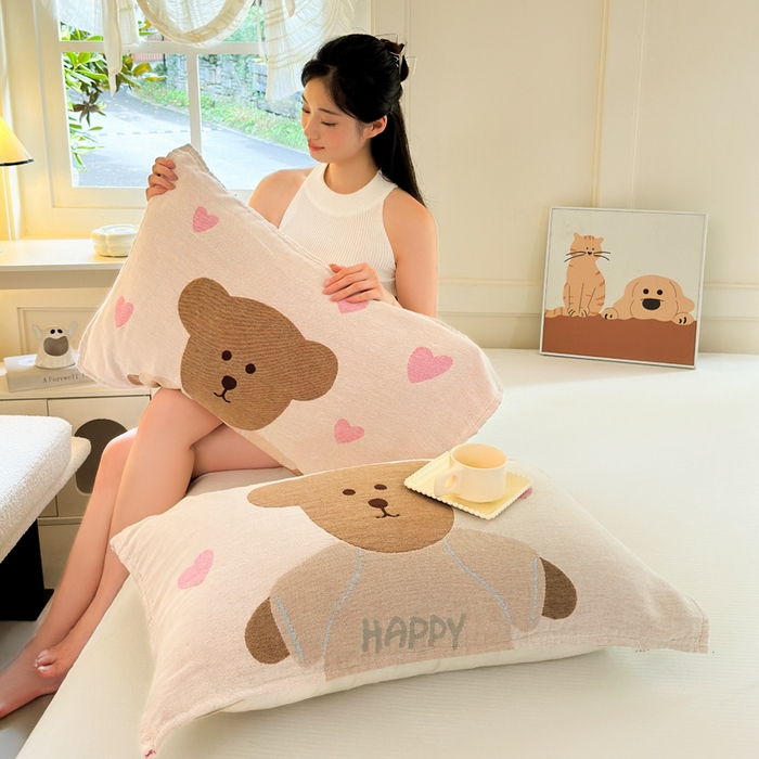 91家纺网 家纺一手货源 找家纺 朴尔家纺-毛巾被 2025新款全棉纯棉多柔AB版定位四层纱布枕巾单枕巾枕巾单件 桃心熊 52x75cm枕巾一对