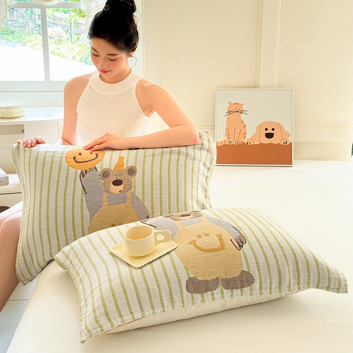 91家纺网 家纺一手货源 找家纺 朴尔家纺-毛巾被 2025新款全棉纯棉多柔AB版定位四层纱布枕巾单枕巾枕巾单件 玩趣南瓜熊 52x75cm枕巾一对