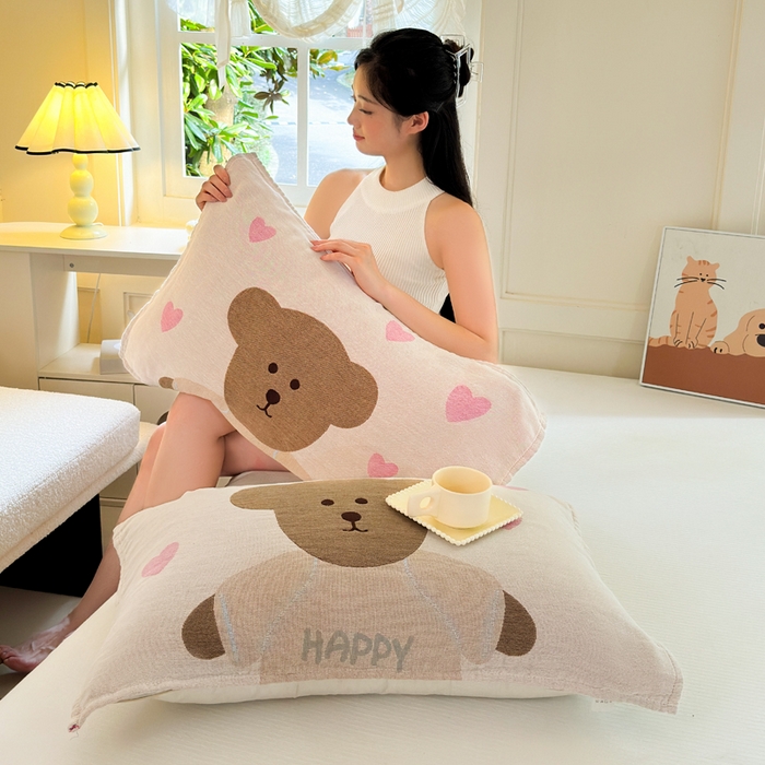 91家纺网 家纺一手货源 找家纺 朴尔家纺-毛巾被 2025新款全棉纯棉多柔AB版定位四层纱布枕巾单枕巾枕巾单件 桃心熊 52x75cm枕巾一对