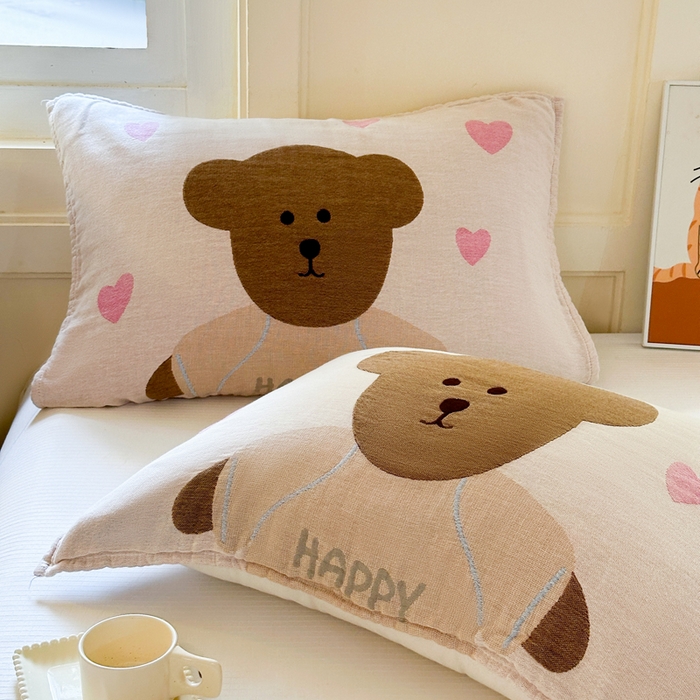 91家纺网 家纺一手货源 找家纺 朴尔家纺-毛巾被 2025新款全棉纯棉多柔AB版定位四层纱布枕巾单枕巾枕巾单件 桃心熊 52x75cm枕巾一对