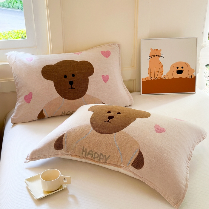 91家纺网 家纺一手货源 找家纺 朴尔家纺-毛巾被 2025新款全棉纯棉多柔AB版定位四层纱布枕巾单枕巾枕巾单件 桃心熊 52x75cm枕巾一对