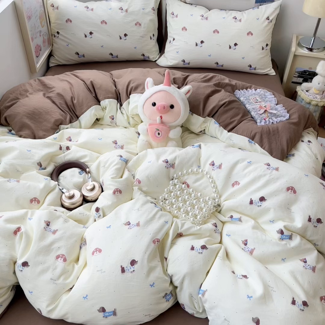 91家纺网 家纺一手货源 找家纺 彩韵家纺 2025新款水洗双层纱双拼碎花四件套 腊肠狗狗