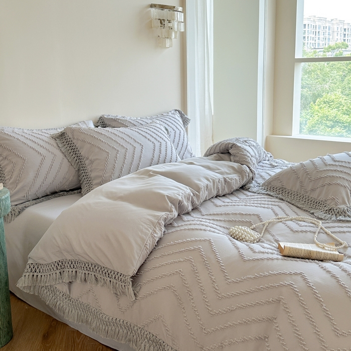 91家纺网 家纺一手货源 找家纺 缘生活 2025新款素色简约立体剪花流苏四件套 剪花波浪+流苏浅灰