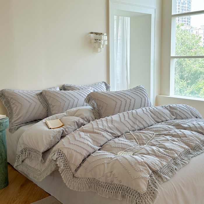 91家纺网 家纺一手货源 找家纺 缘生活 2025新款素色简约立体剪花流苏四件套 剪花波浪+流苏浅灰