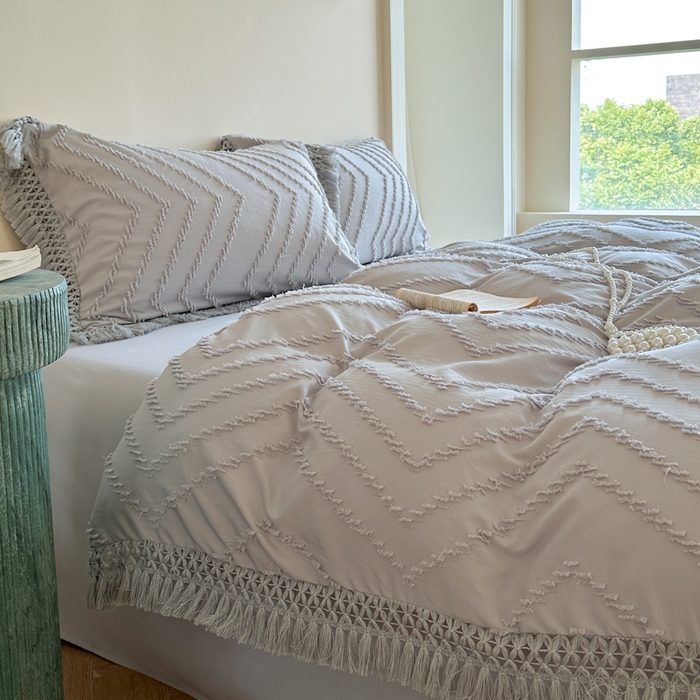 91家纺网 家纺一手货源 找家纺 缘生活 2025新款素色简约立体剪花流苏四件套 剪花波浪+流苏浅灰